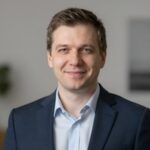 Портрет уверенного бизнесмена в студийном освещении, руководитель сервиса кузовного ремонта автомобилей Авто RST